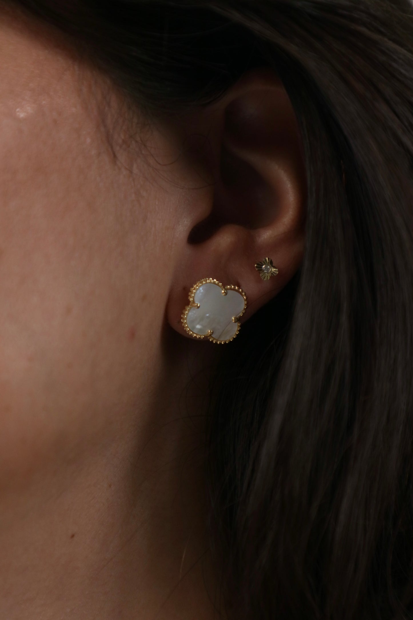 Aretes de oro de 18k con concha nacar en forma de trebol