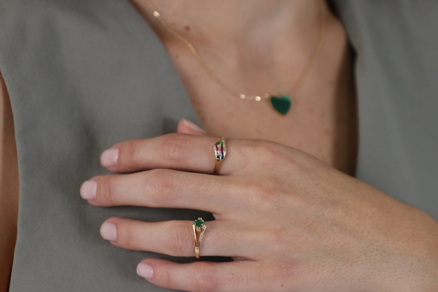 "Trío" Anillo de Oro Amarillo de 14K con Rubíes, Esmeraldas y Safiros
