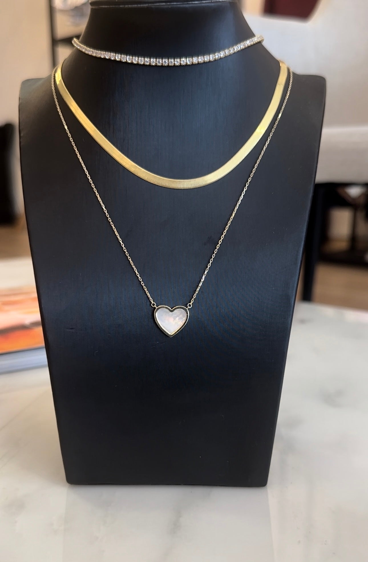 Hermoso collar de Oro de con dije de corazon de Madre Perla.