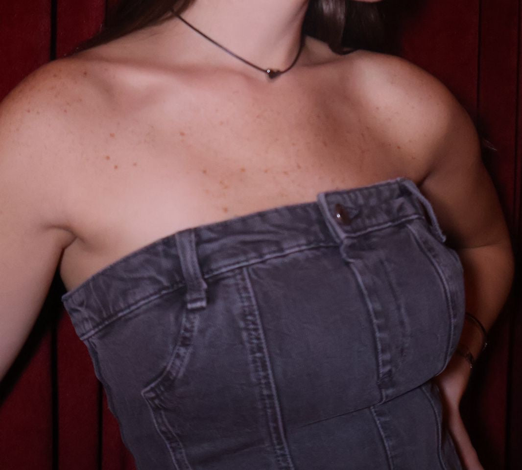 Collar estilo choker de hilo negro con corazon plateado