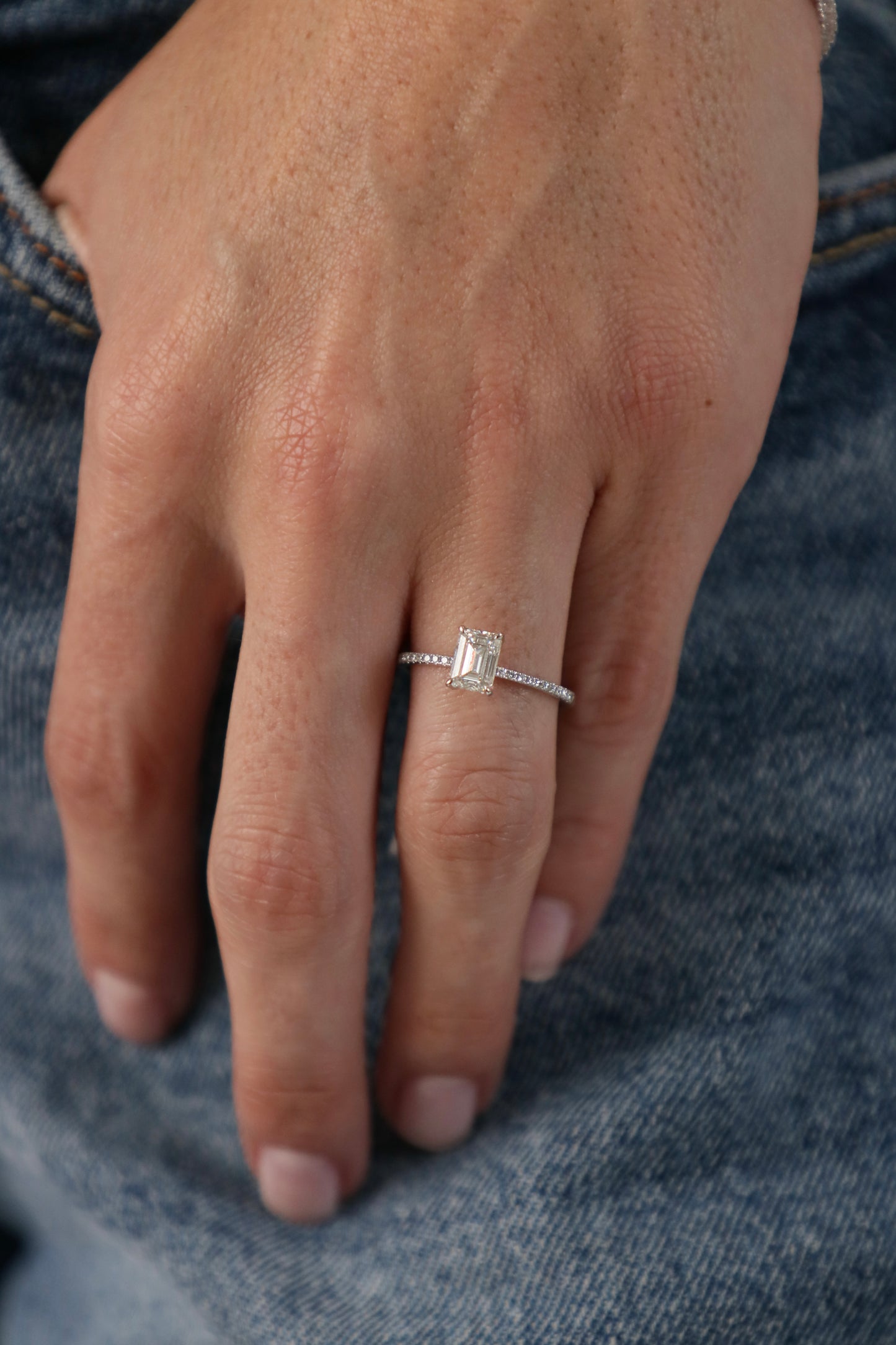 Emerald ring con brillantes en banda.