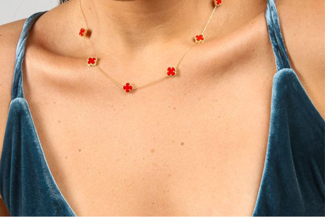 Collar de oro de 18k con dijes en forma de trebol de corales naturales