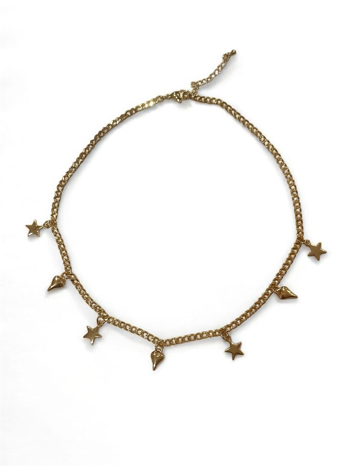 Choker bañado en oro con dijes de lunas y estrellas guinando