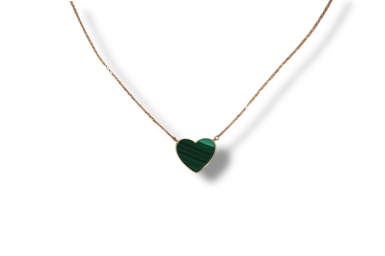 Collar de oro de 10k con dije verde de corazon de malaquita