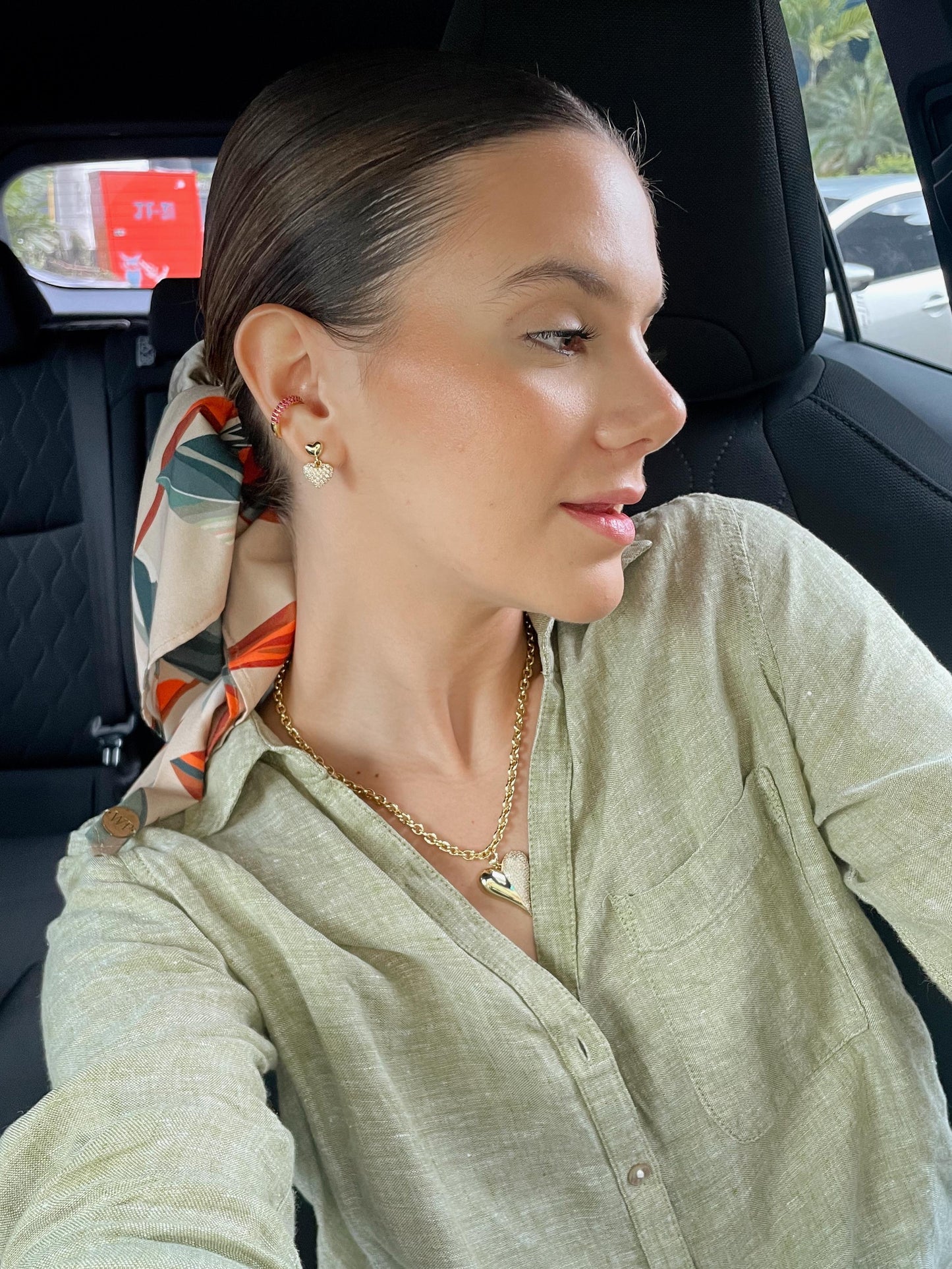 Ear cuff bañado en oro amarillo con circones fucsia