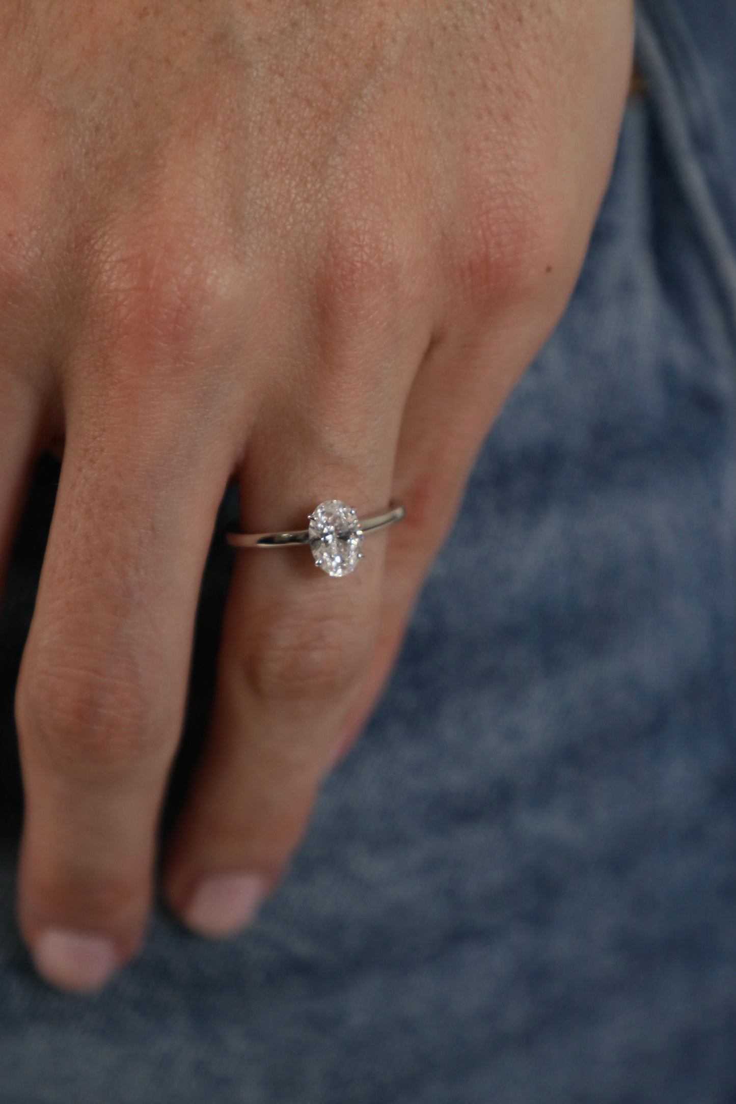 Oval ring con banda lisa en Oro de 18k