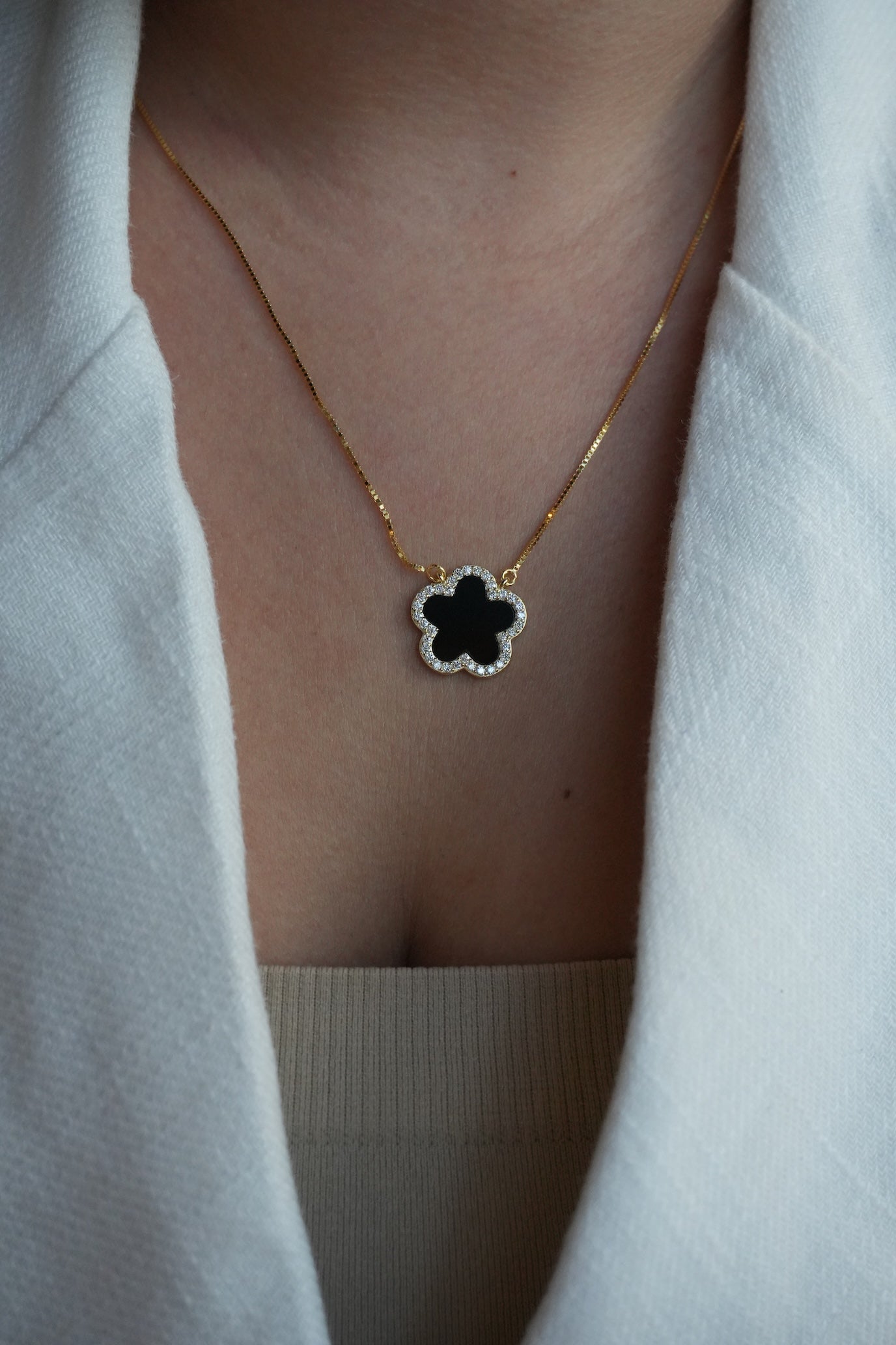 Collar con dije de Flor negra de Plata Bañada en Oro con Moissanitas