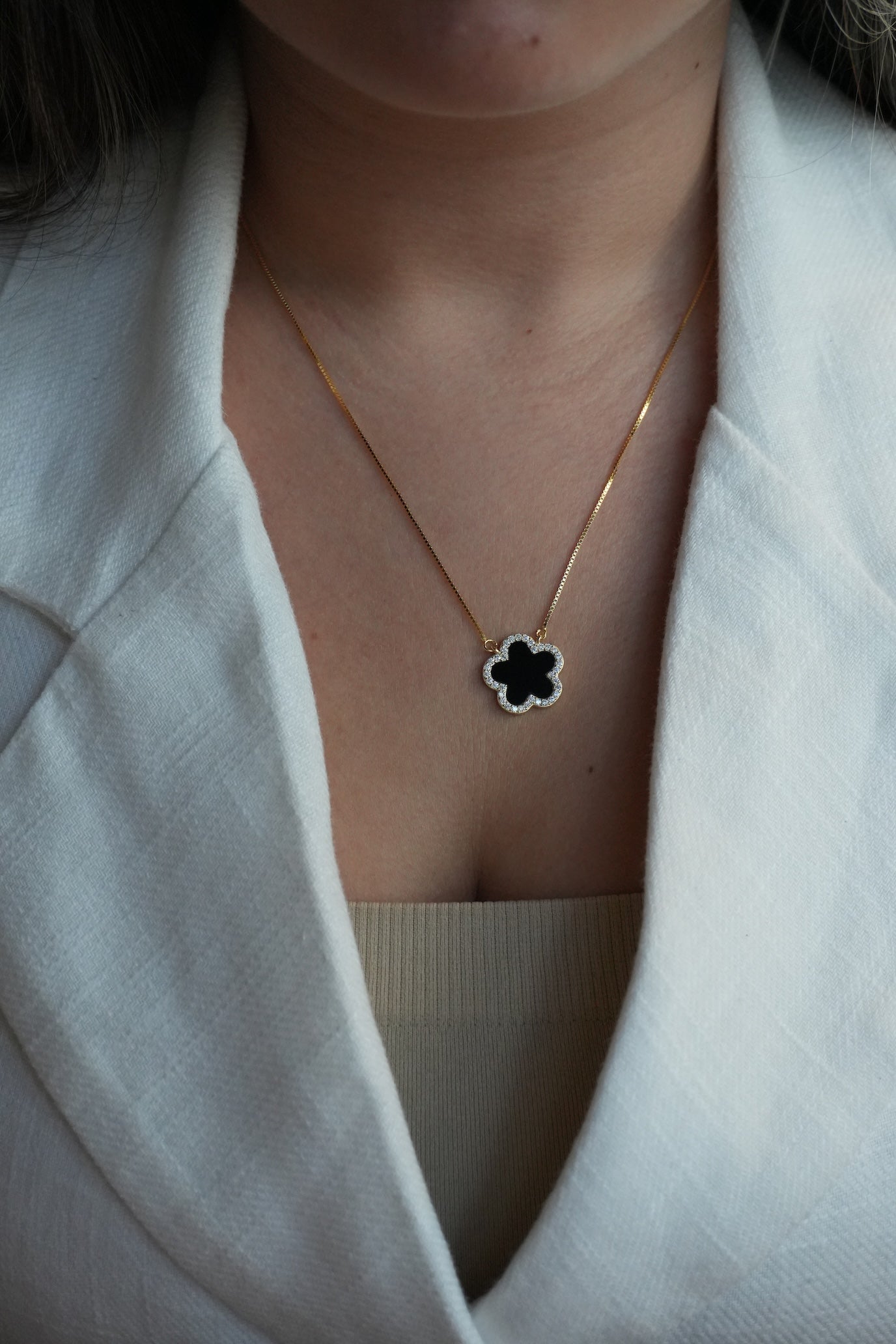 Collar con dije de Flor negra de Plata Bañada en Oro con Moissanitas