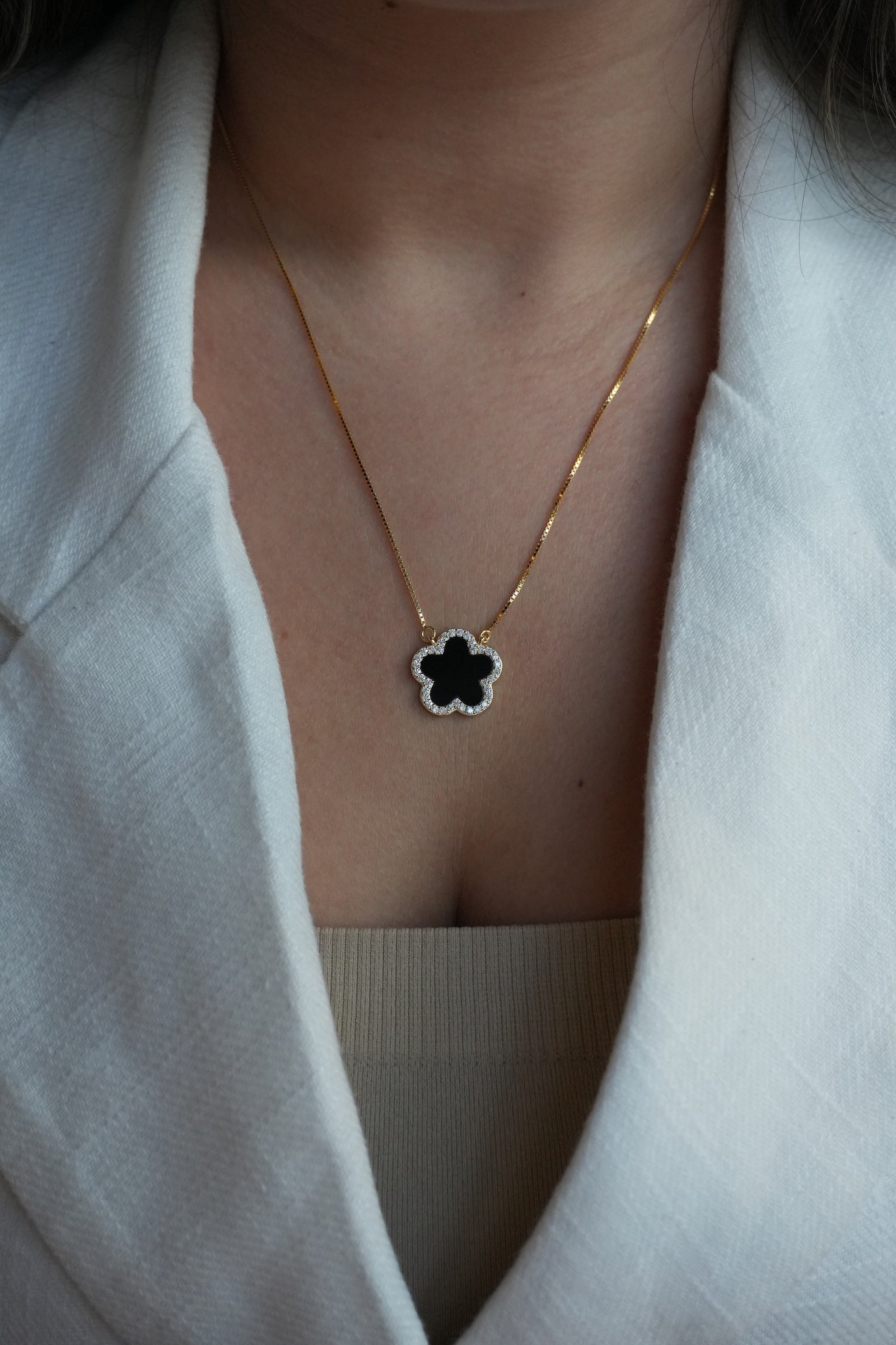 Collar con dije de Flor negra de Plata Bañada en Oro con Moissanitas