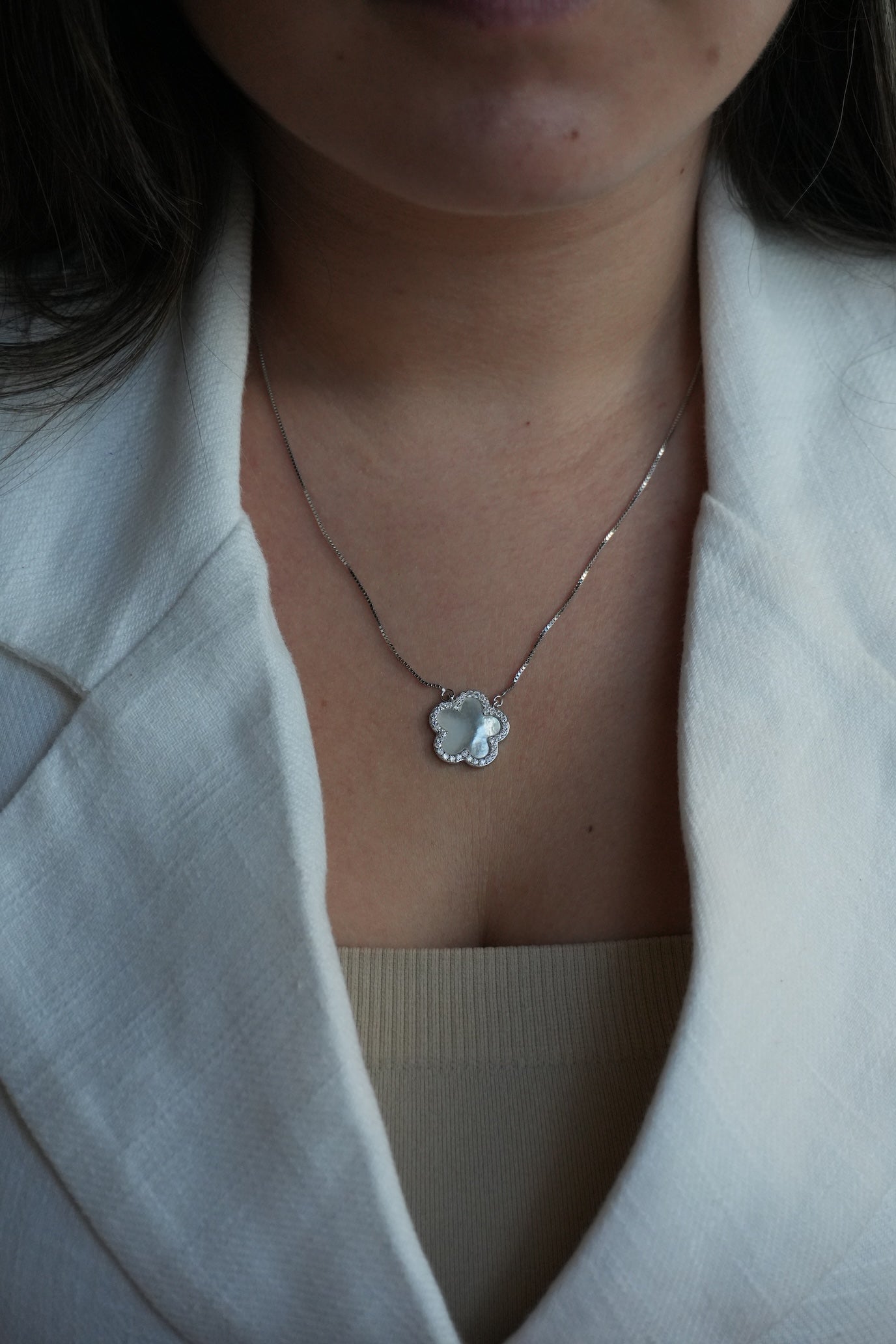 Collar con dije de Flor Blanca Nacar de Plata Bañada en Rodio con Moissanitas