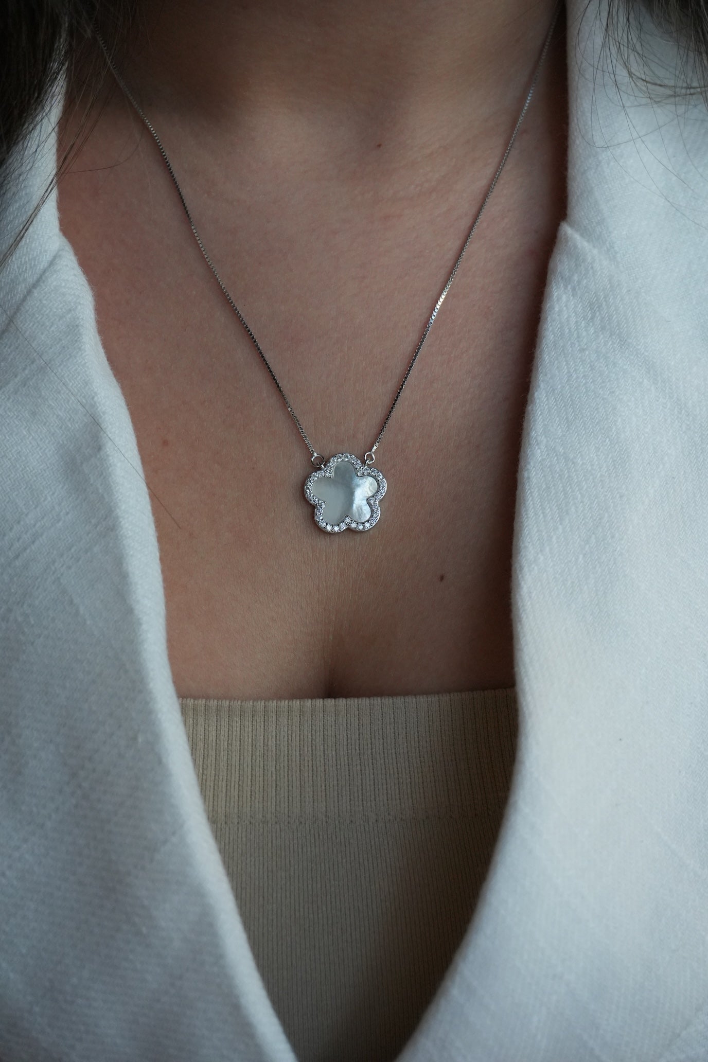 Collar con dije de Flor Blanca Nacar de Plata Bañada en Rodio con Moissanitas