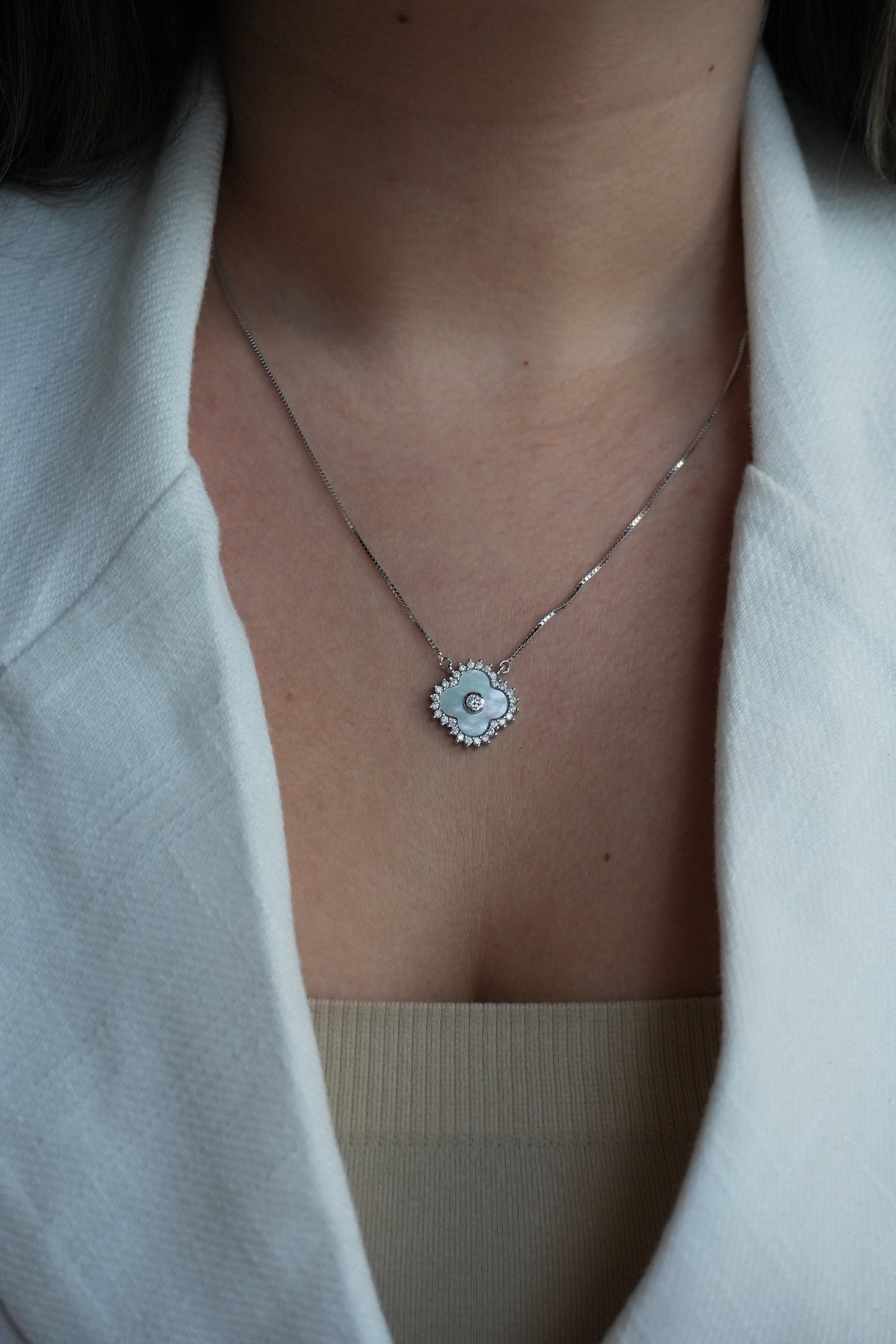 Collar con dije de Clover Blanco Nacar de Plata Bañada en Rodio con Moissanitas