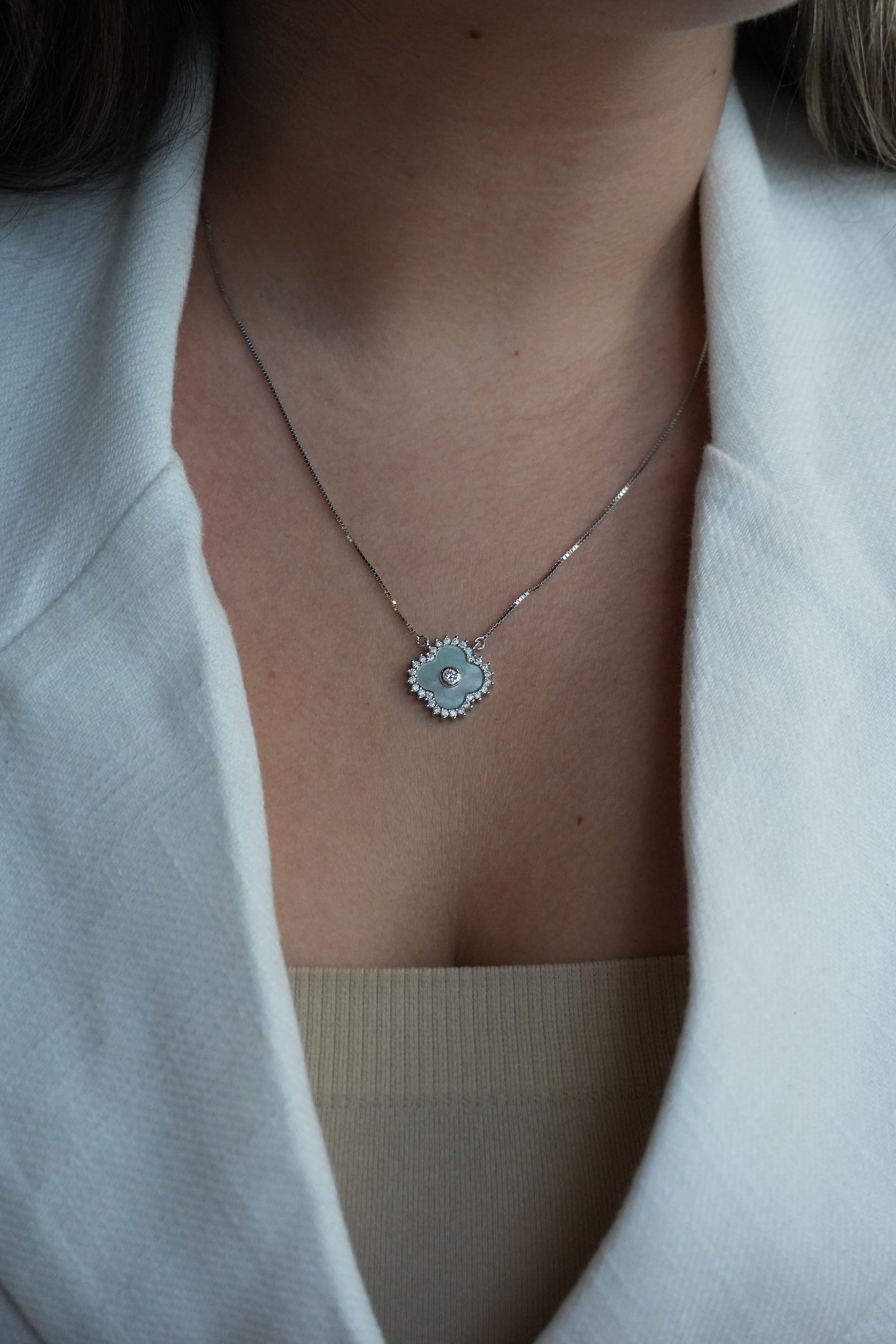 Collar con dije de Clover Blanco Nacar de Plata Bañada en Rodio con Moissanitas
