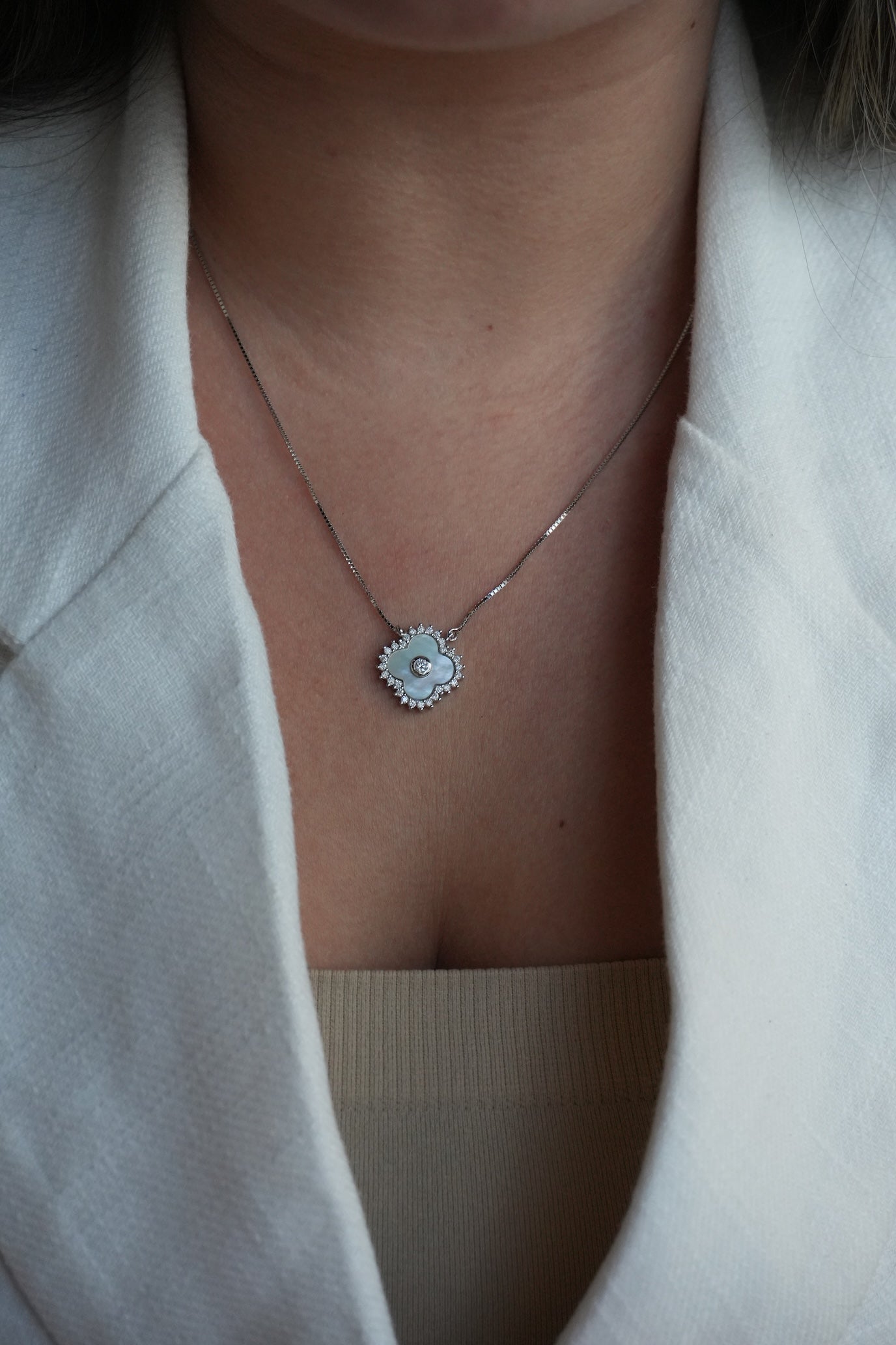 Collar con dije de Clover Blanco Nacar de Plata Bañada en Rodio con Moissanitas