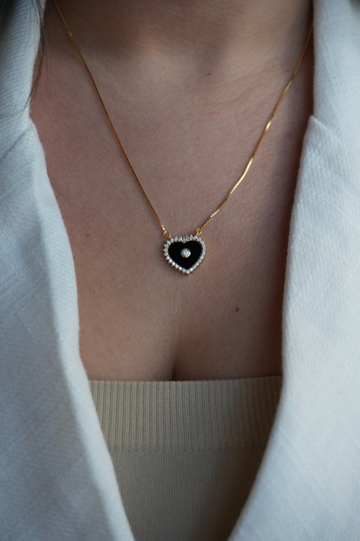 Collar con dije de Corazon negro de Plata Bañada en Oro con Moissanitas