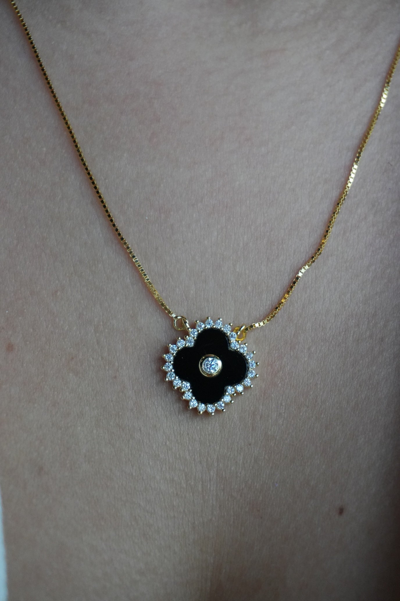 Collar con dije de Clover negro de Plata Bañada en Oro con Moissanitas