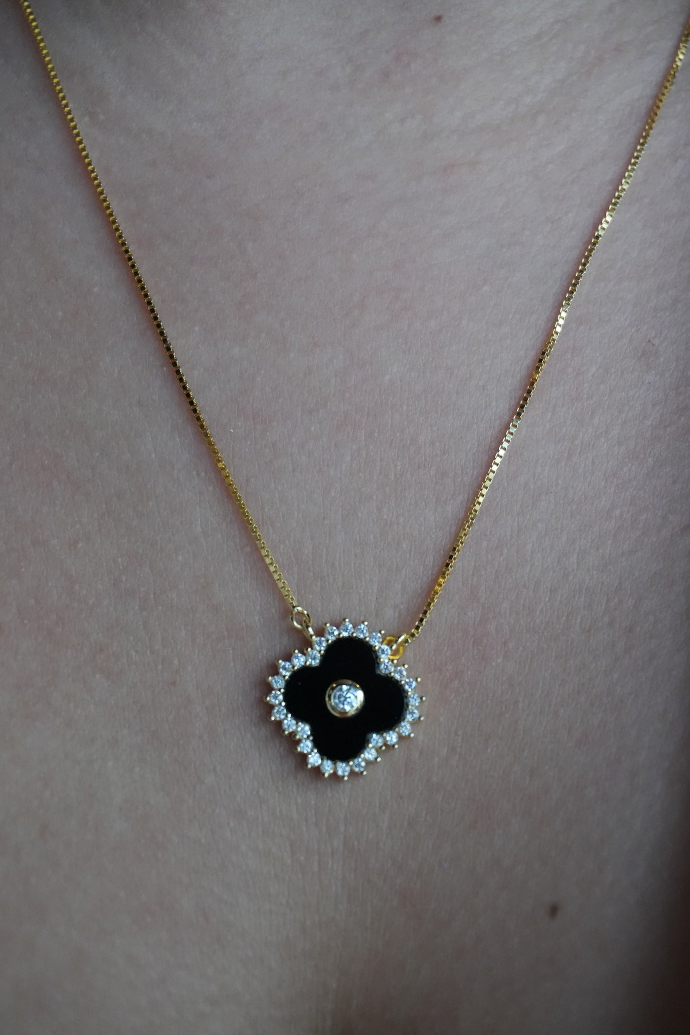 Collar con dije de Clover negro de Plata Bañada en Oro con Moissanitas