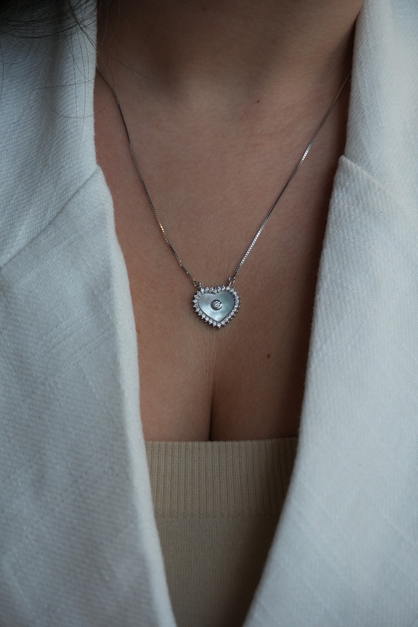Collar con dije de Corazon Blanco Nacar de Plata Bañada en Rodio con Moissanitas