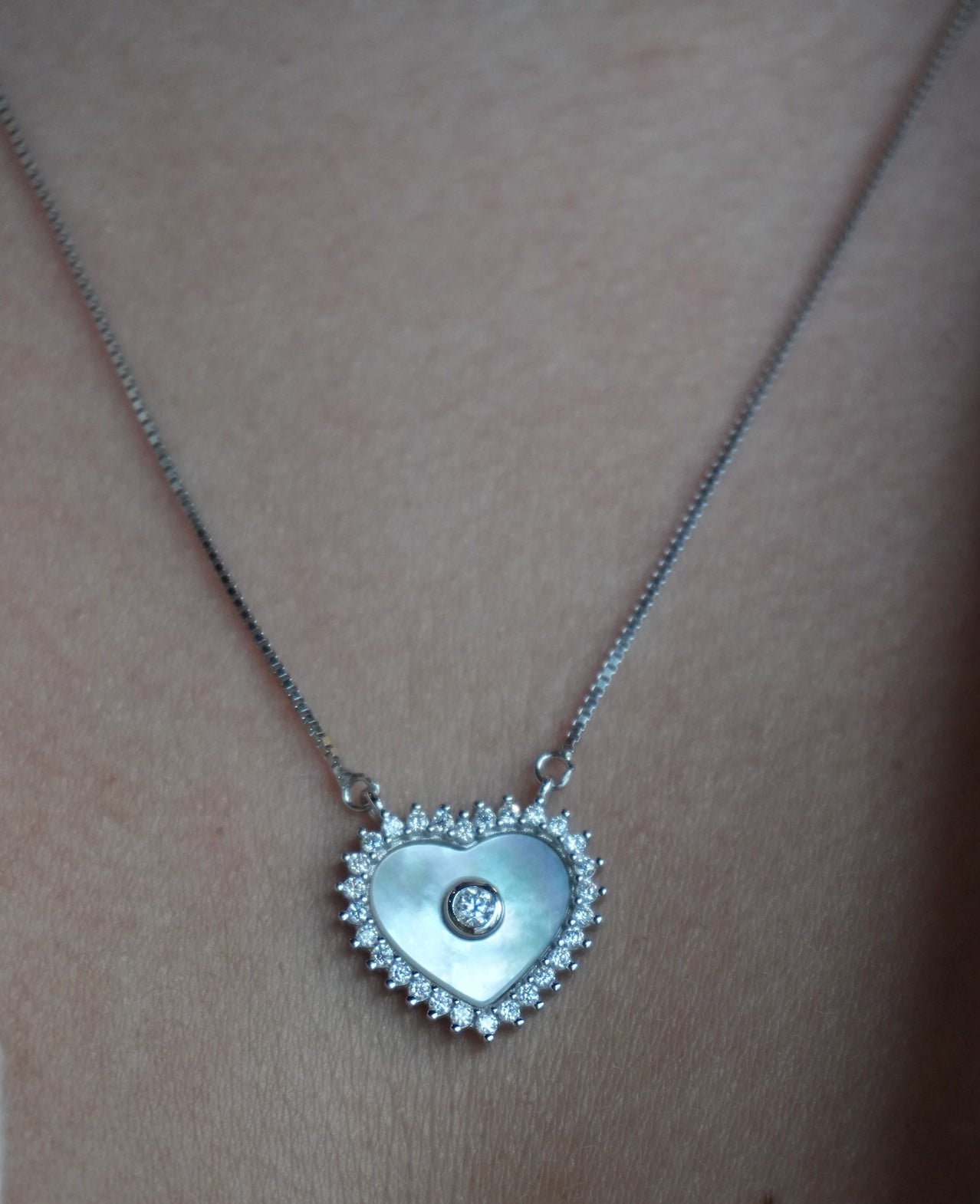 Collar con dije de Corazon Blanco Nacar de Plata Bañada en Rodio con Moissanitas