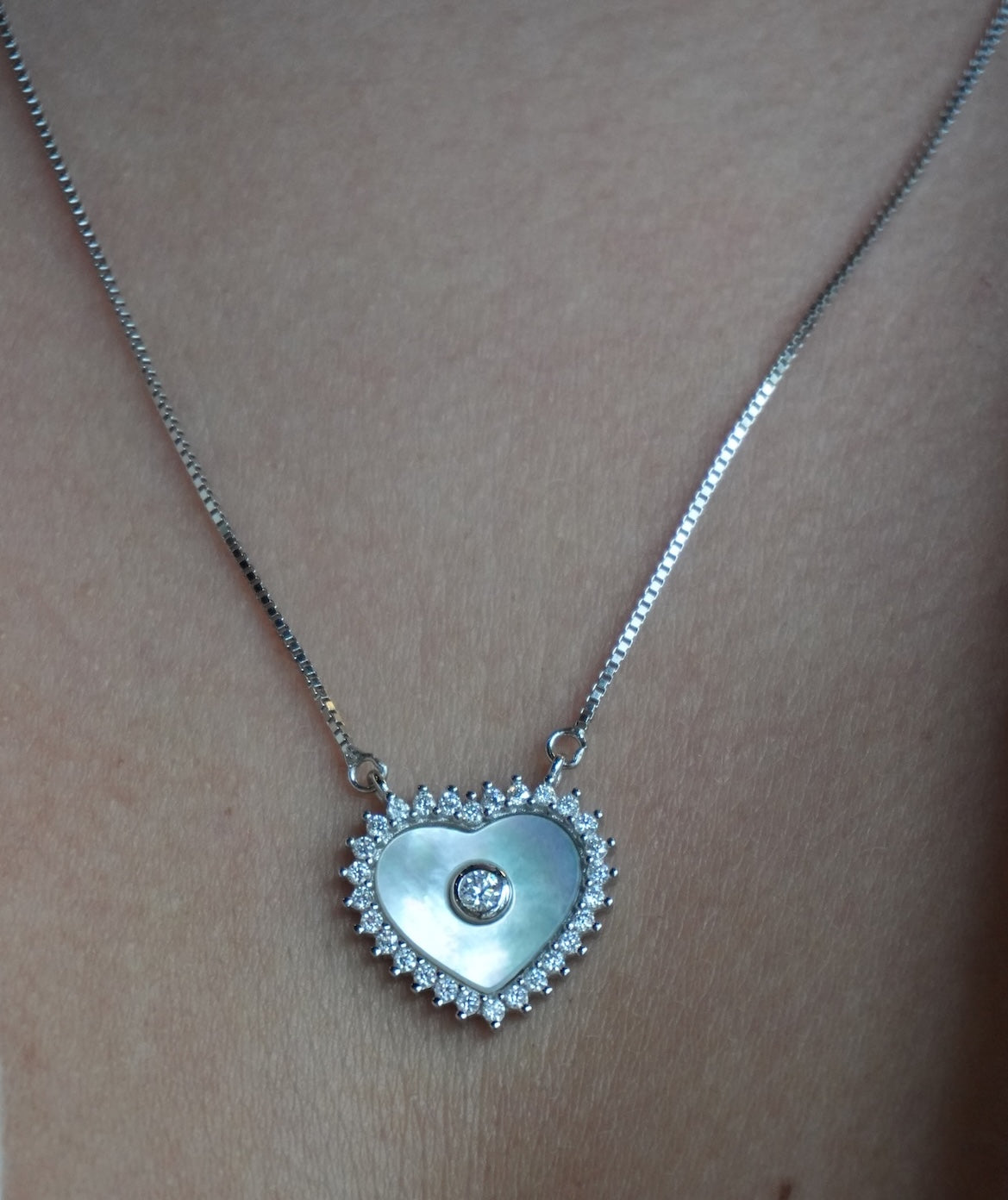 Collar con dije de Corazon Blanco Nacar de Plata Bañada en Rodio con Moissanitas