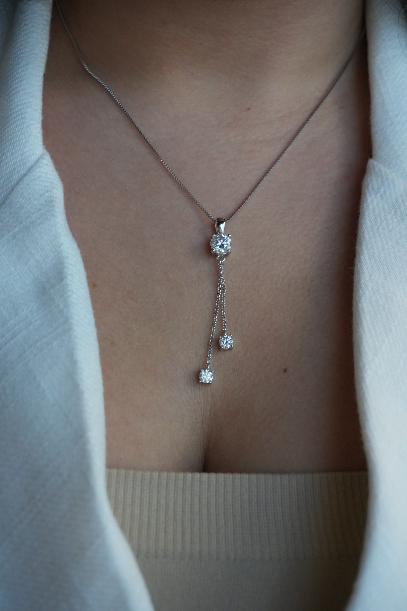 Collar Estilo Corbatín de Plata Rodinada con Moissanitas