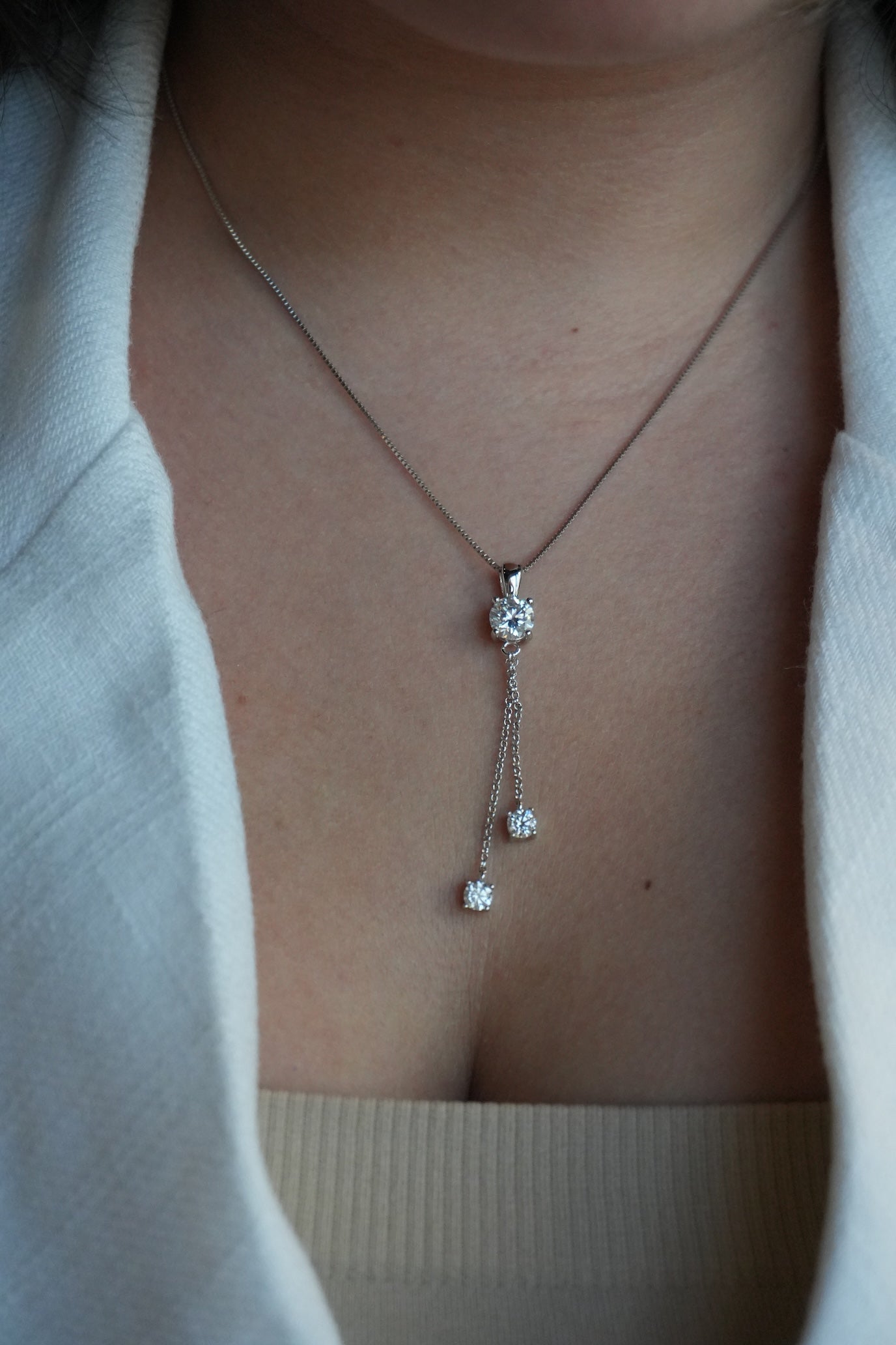 Collar Estilo Corbatín de Plata Rodinada con Moissanitas