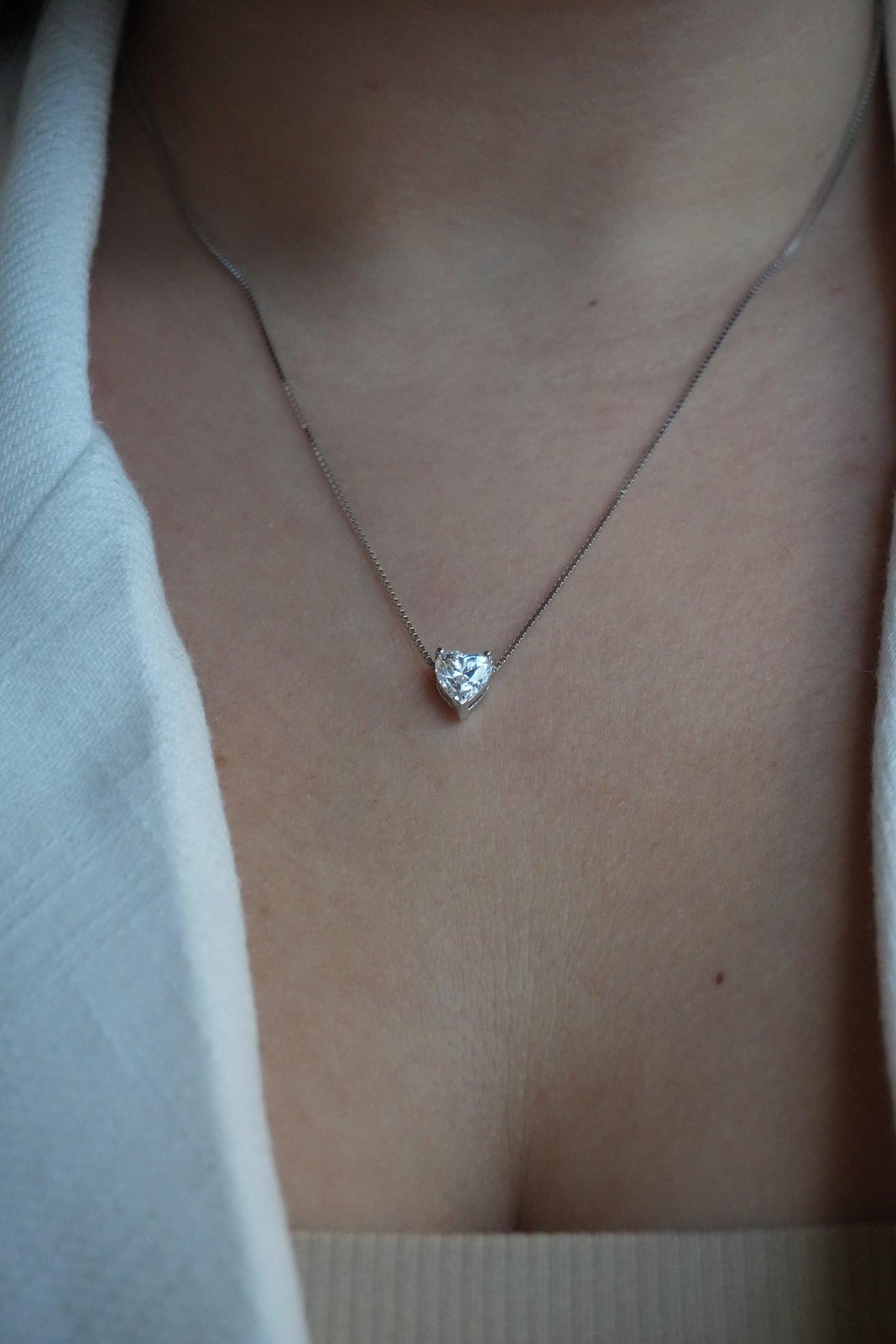 Collar de Plata Bañado en Rodio estilo Solitario con Moissanita en Forma de Corazon