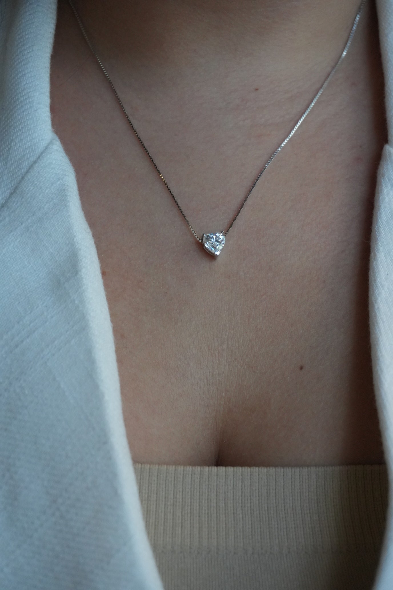 Collar de Plata Bañado en Rodio estilo Solitario con Moissanita en Forma de Corazon