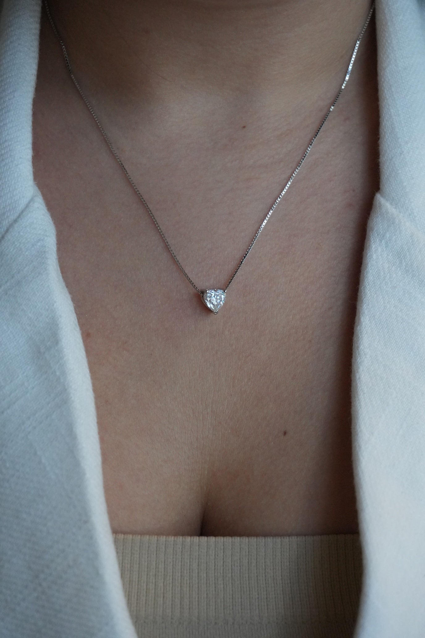 Collar de Plata Bañado en Rodio estilo Solitario con Moissanita en Forma de Corazon