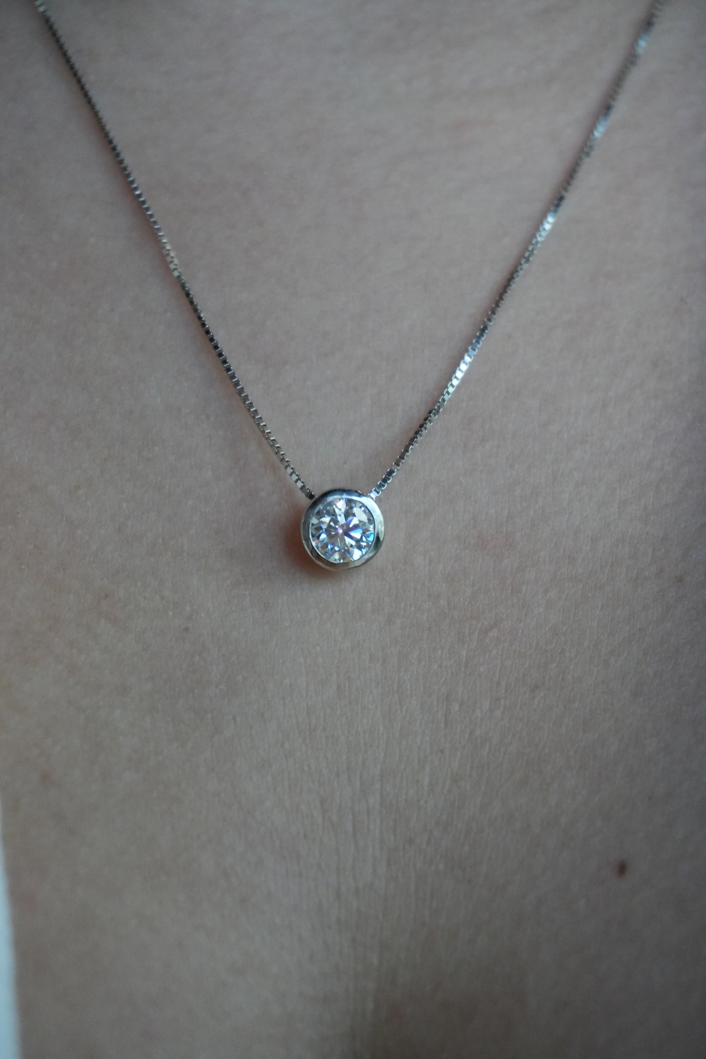 Collar de Plata Bañado en Rodio estilo Solitario en Bisel