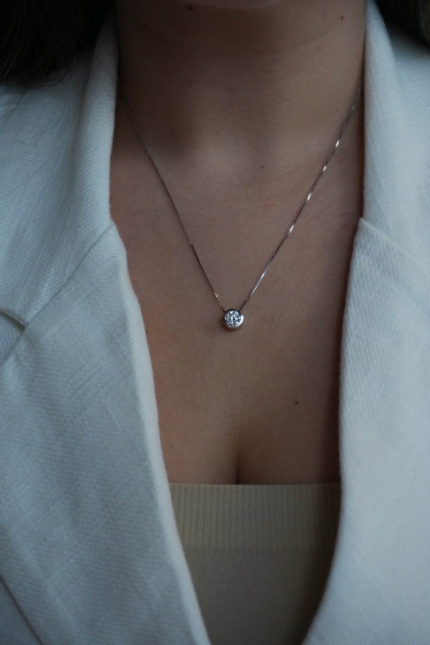 Collar de Plata Bañado en Rodio estilo Solitario en Bisel