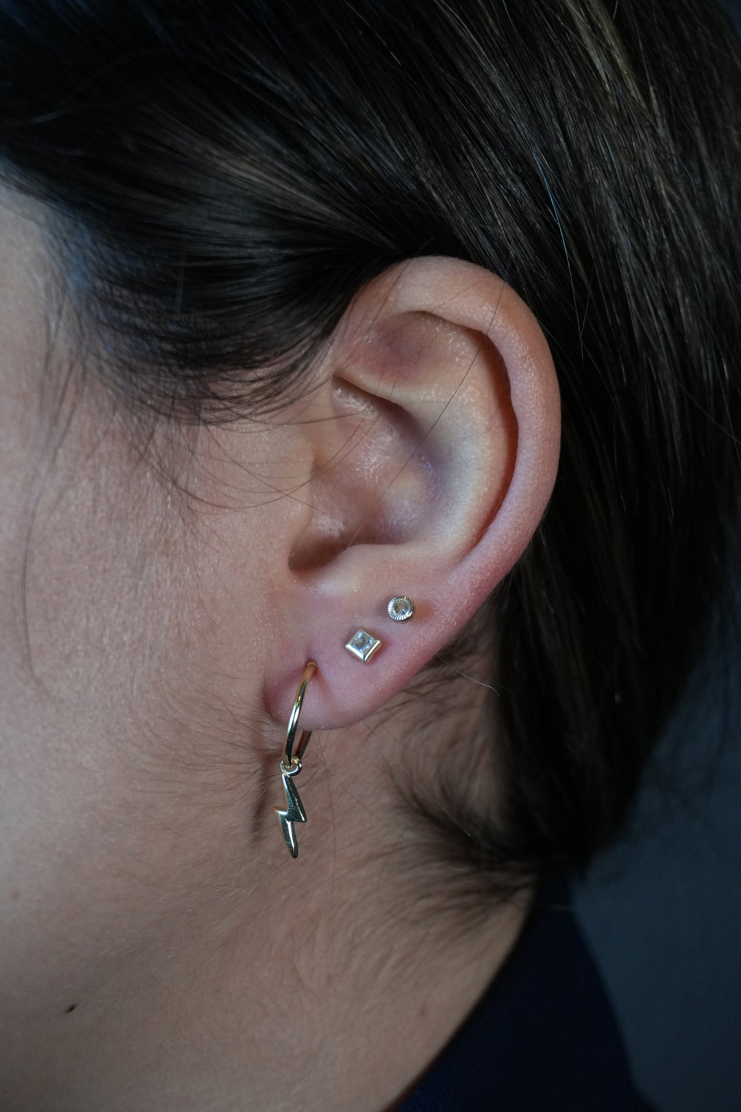 Medias argollas de plata, bañados en oro con rayito