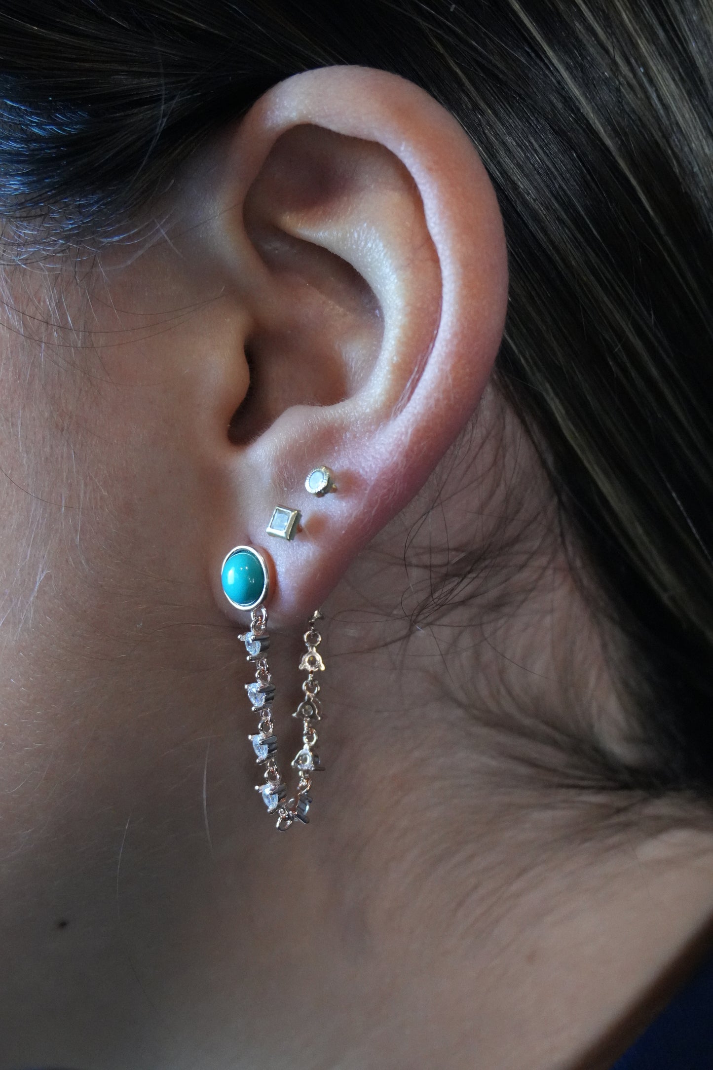 Studs de plata bañados en rose gold con piedreria y puntos tipo turquezas