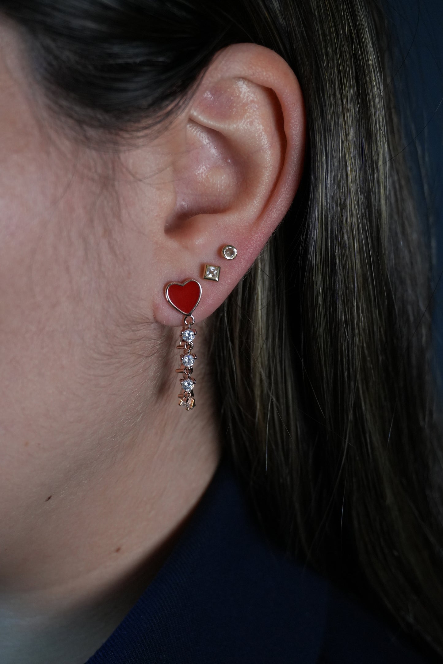 Studs de plata bañados en rose gold con piedreria y corazones rojos