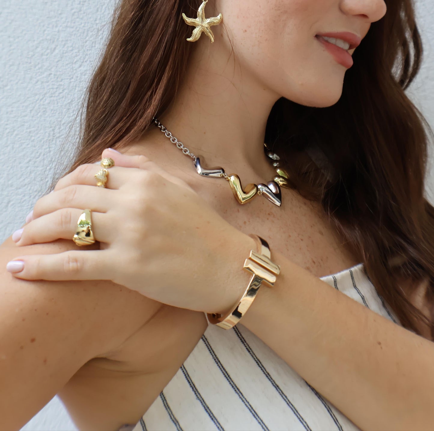 Collar gold and silver con corazones entrelazados