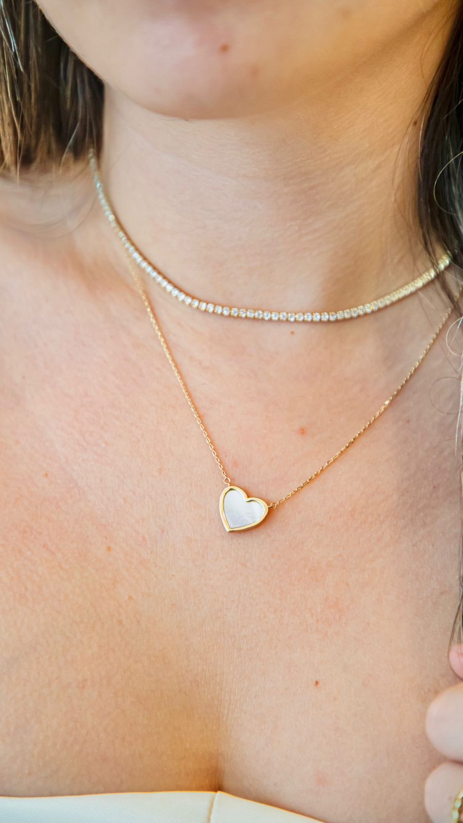 Hermoso collar de Oro de con dije de corazon de Madre Perla.