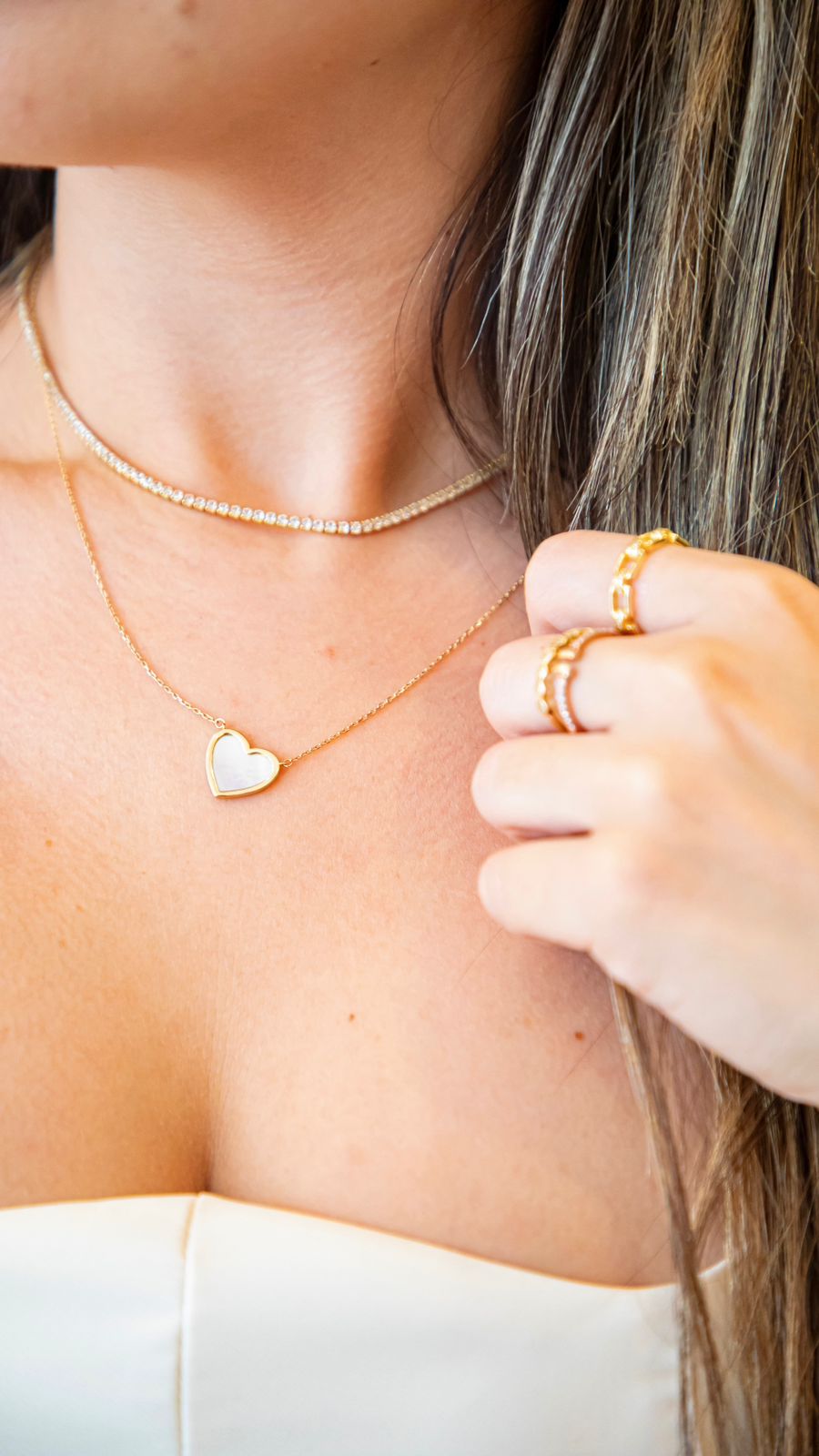 Hermoso collar de Oro de con dije de corazon de Madre Perla.
