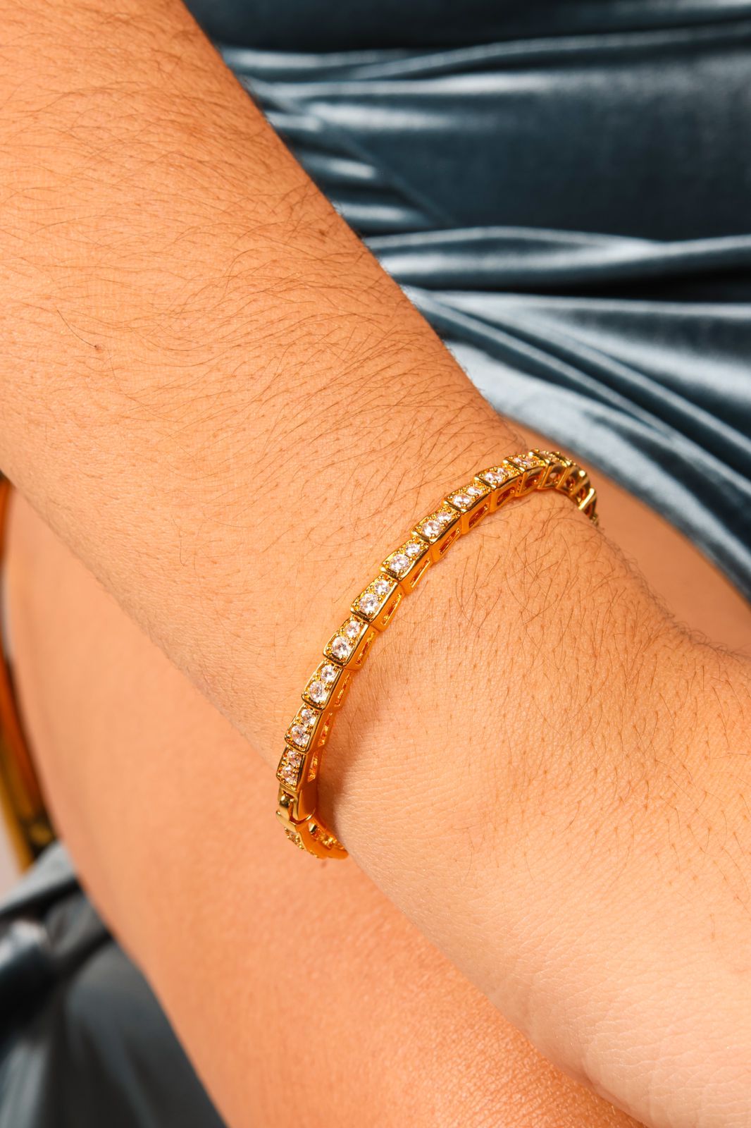 Pulsera bañada en oro estilo bangle con corcones gold