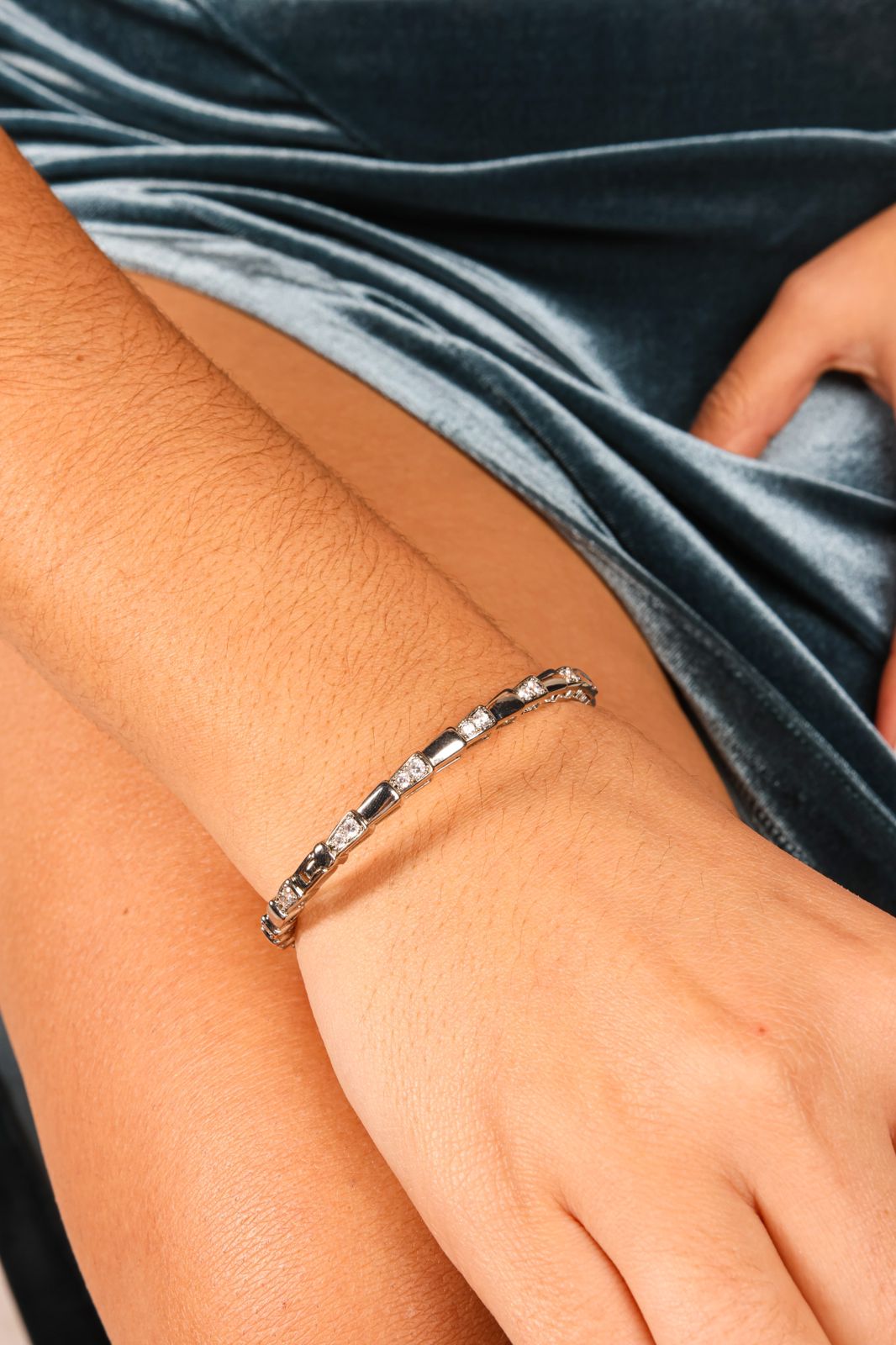 Pulsera rodinada estilo bangle con ciecones intercalados silver