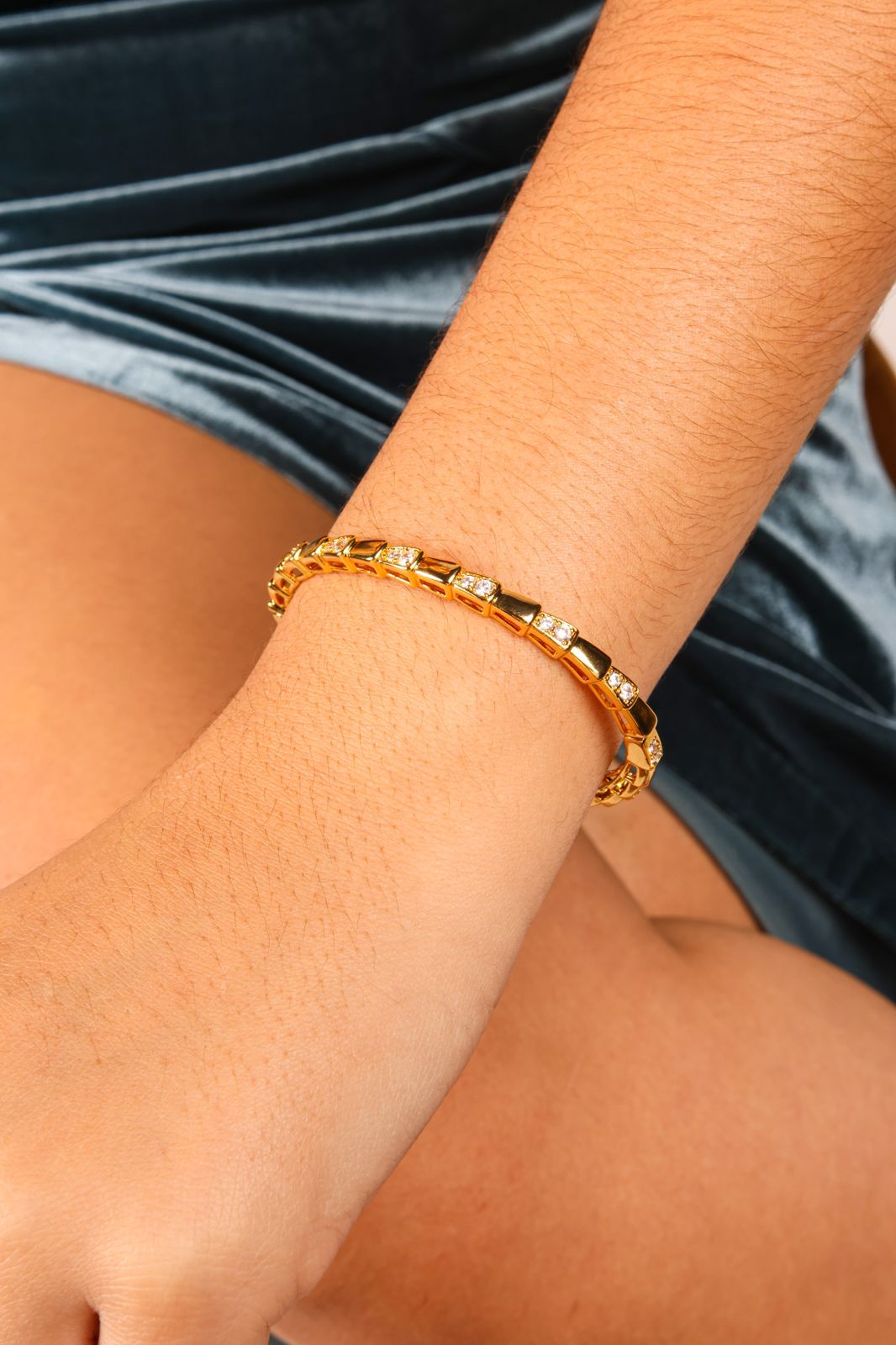 Pulsera rodinada estilo bangle con circones intercalados gold