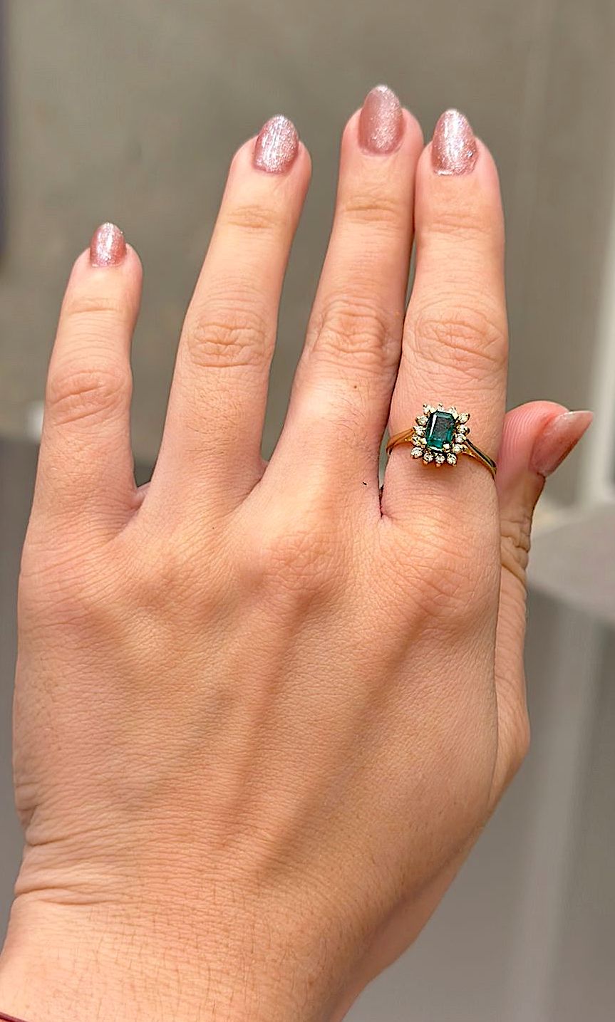 Anillo de Oro con Esmerlada Natural y Brillantes