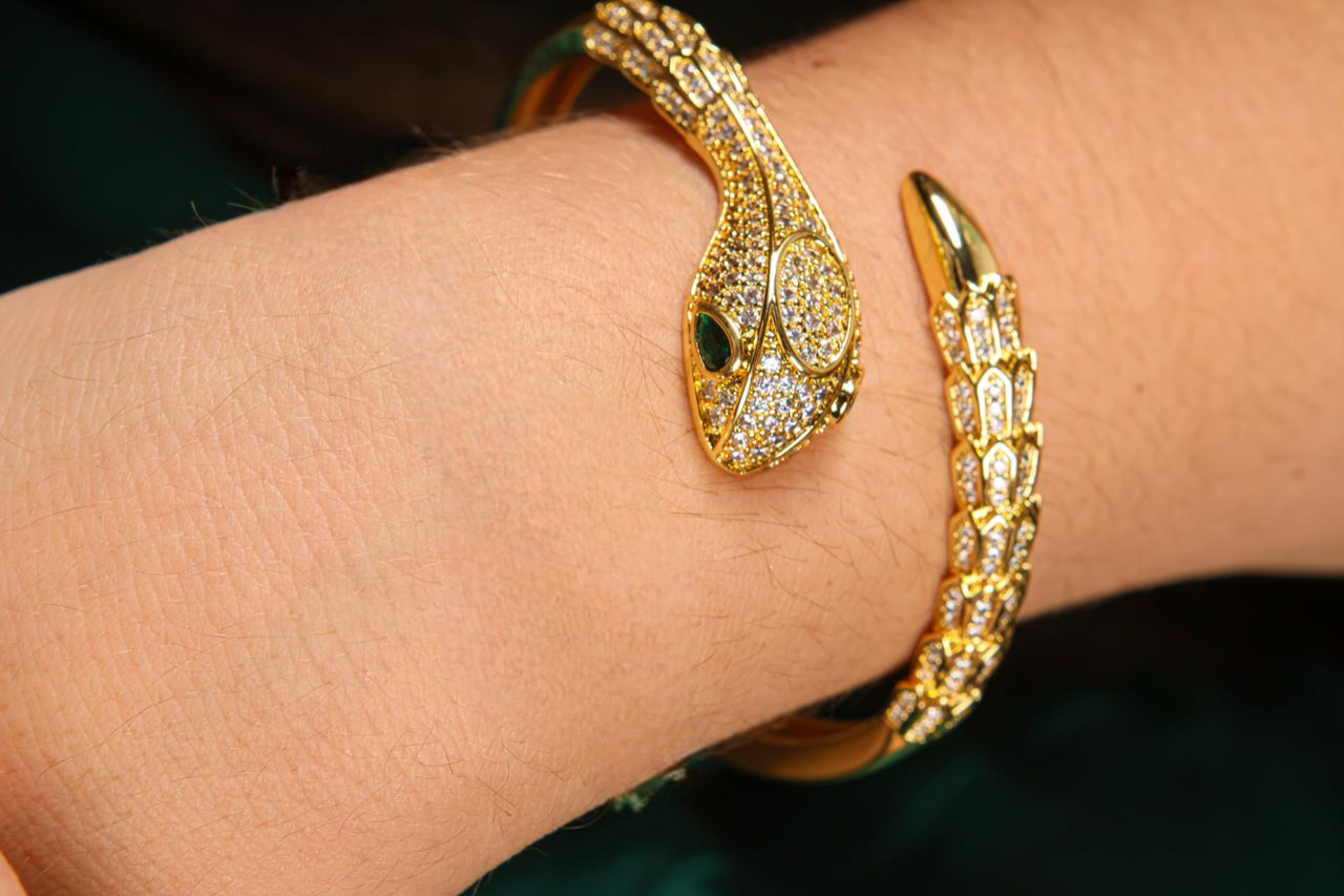 Pulsera estilo bangle de serpiente bañada en Oro