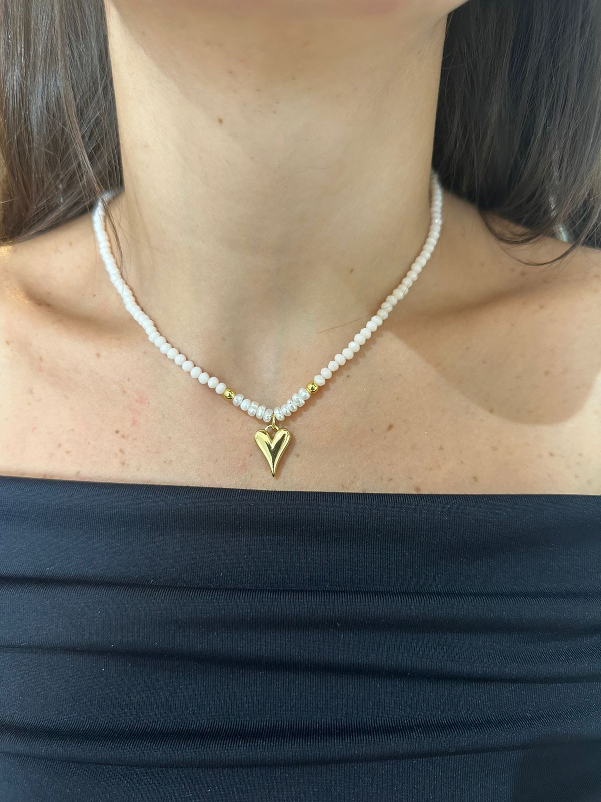 Collar de cuentas rosadas con dije de corazon angosto