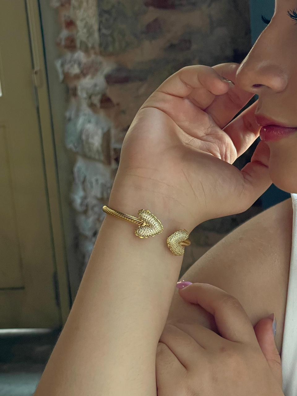 Pulsera estilo Bangle bañada en Oro amarillo con corazones en pave