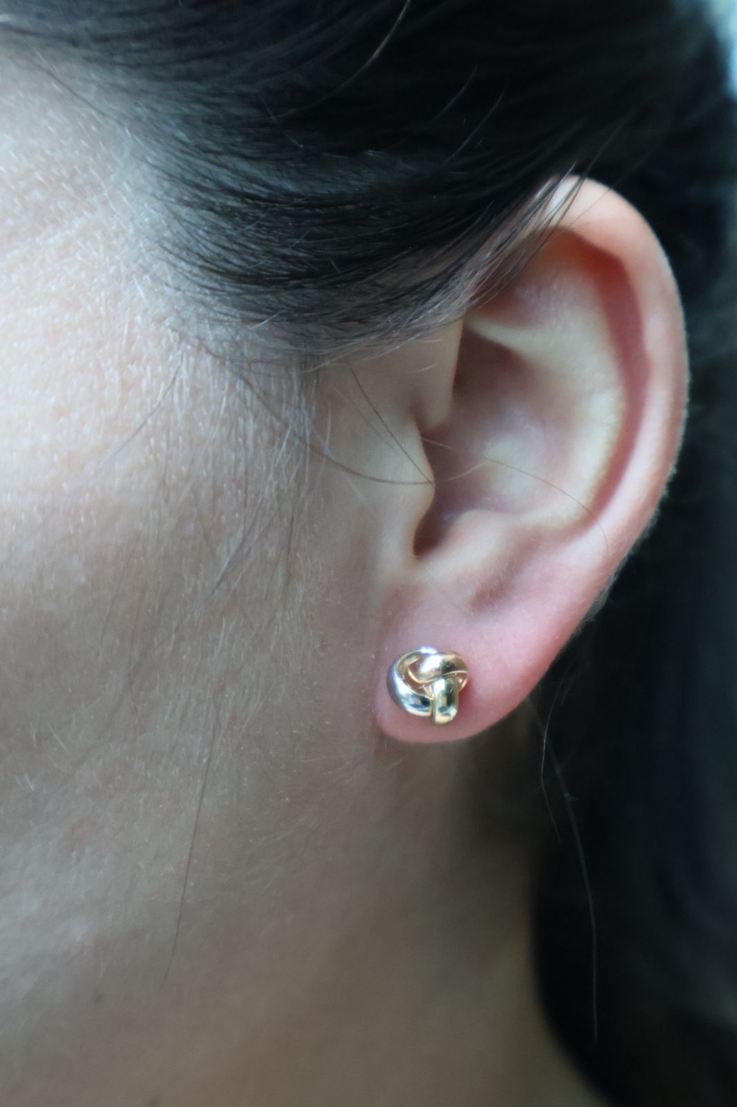Oro de 10k Studs con Diseño de nudo en 3 oros