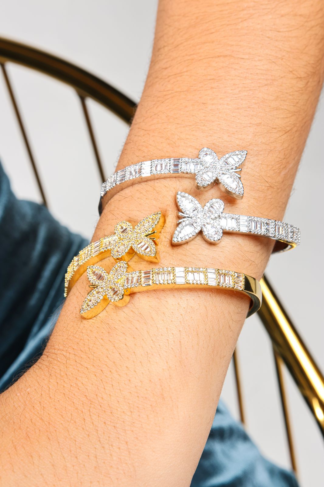 Pulsera estilo Bangle bañada en Oro con mariposas en pave