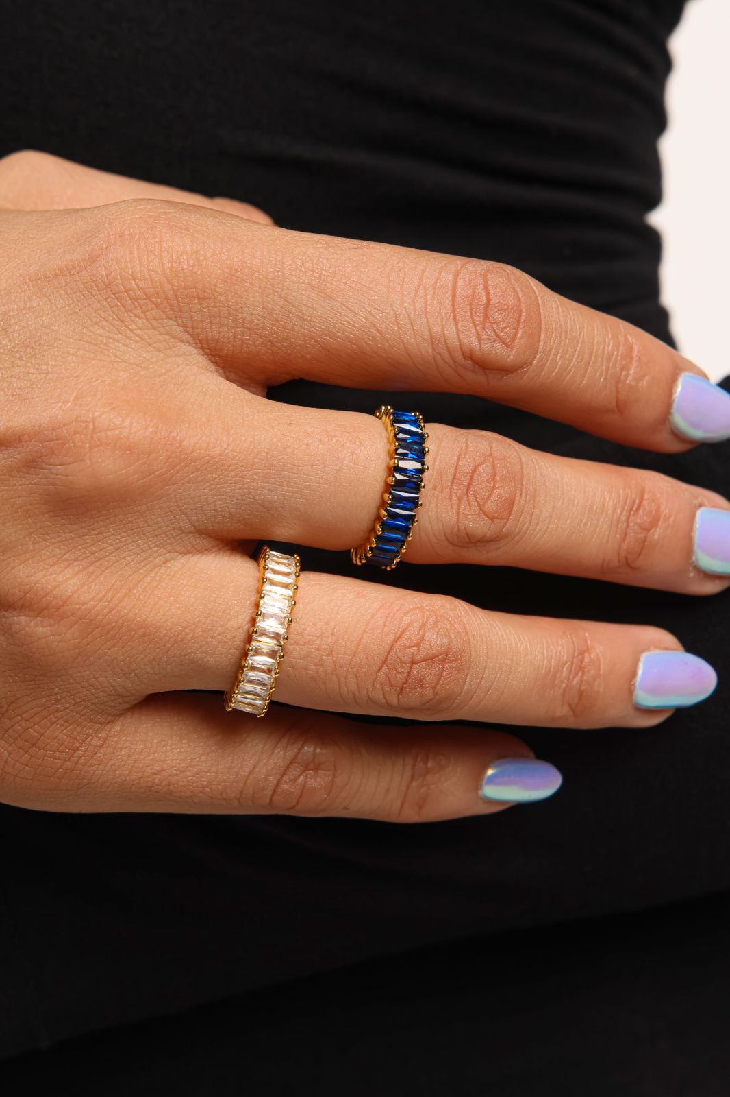 Anillo estilo eternity con circones blancos como baguettes delgado