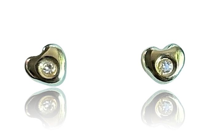 Corazoncitos con brillito en Oro de 14 kilates – Aretes de rosca