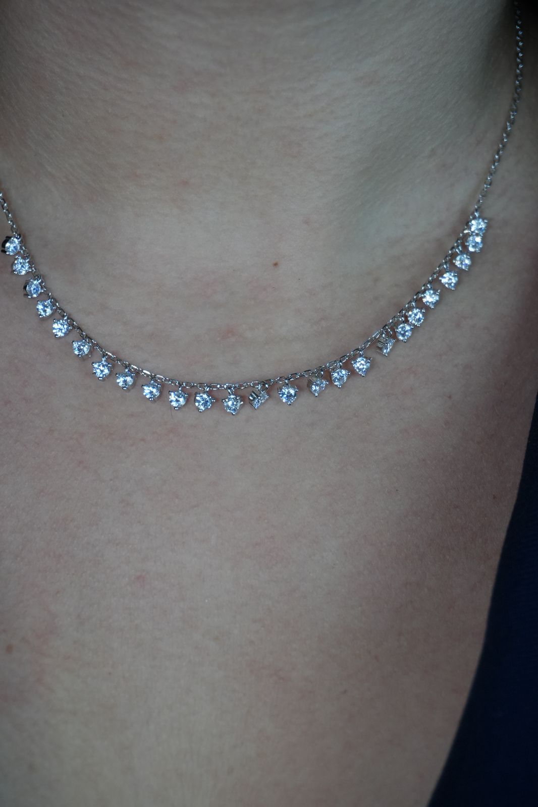 Collar de Plata rodinada con brillantitos guindando