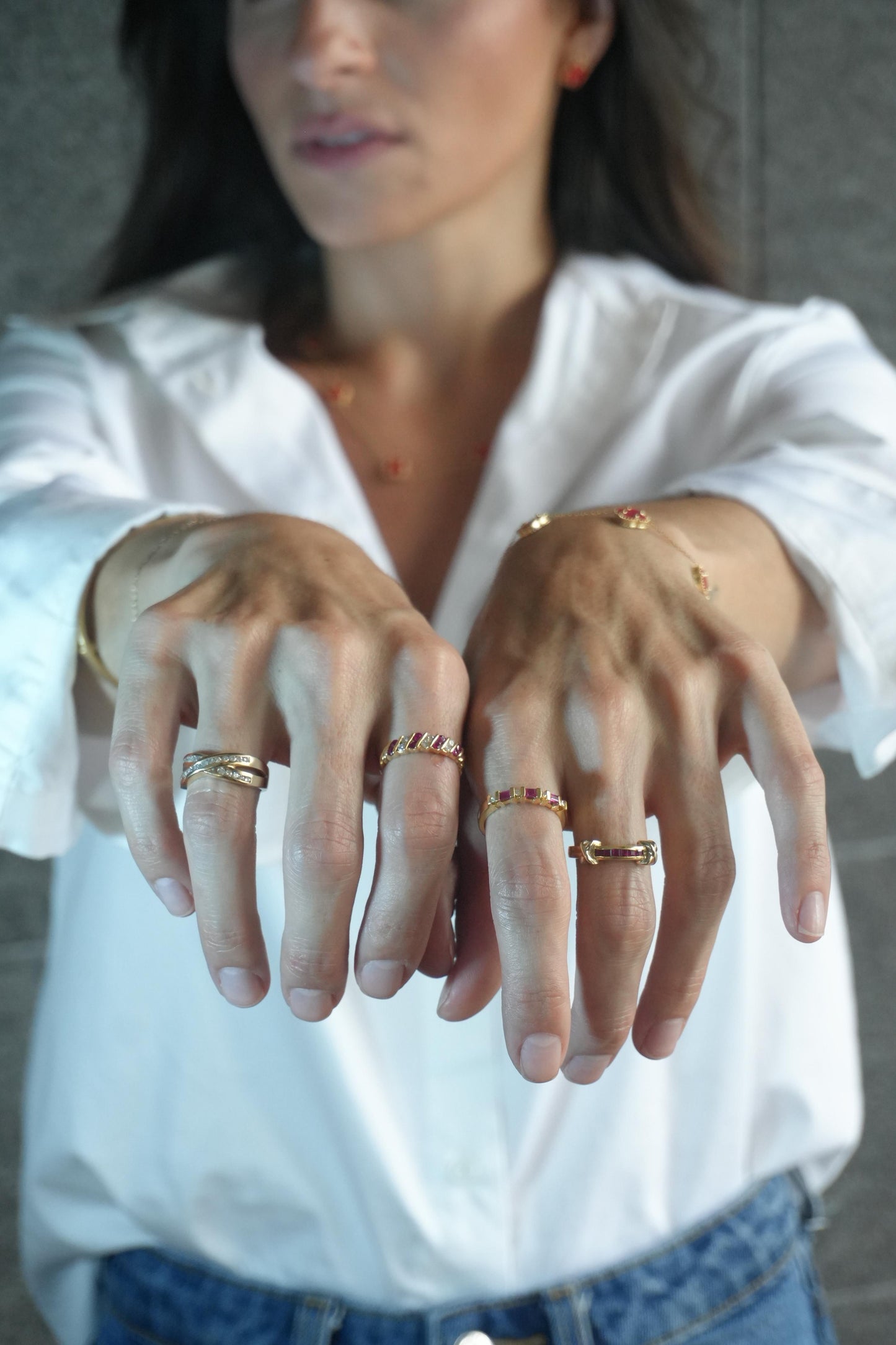 Anillo de 18k con Rubis y Brillantes "Love Sign"